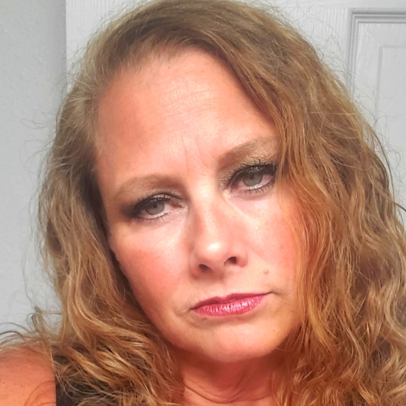 Meet your Posher, Lisa - Picture 1 of 2